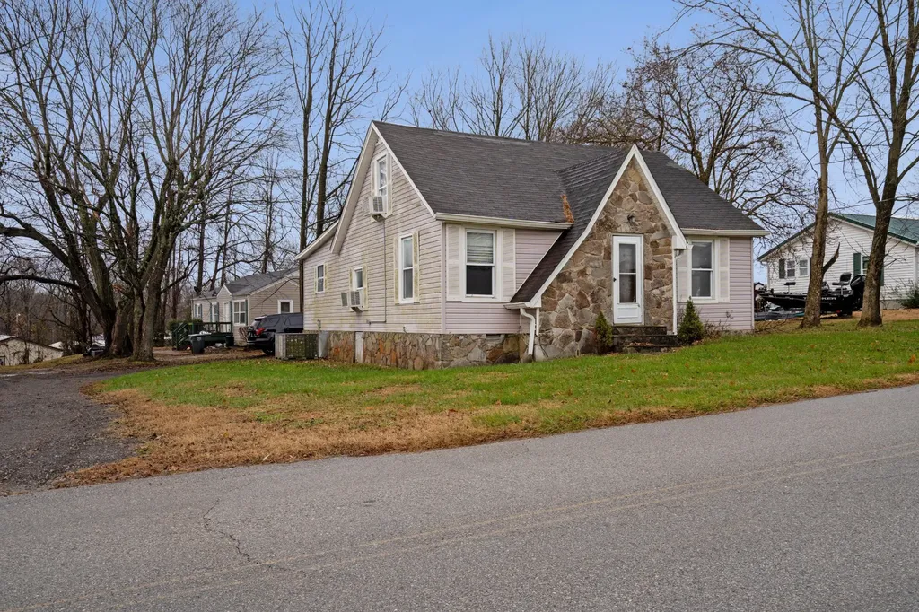699 Oak Street Lafayette TN 37083