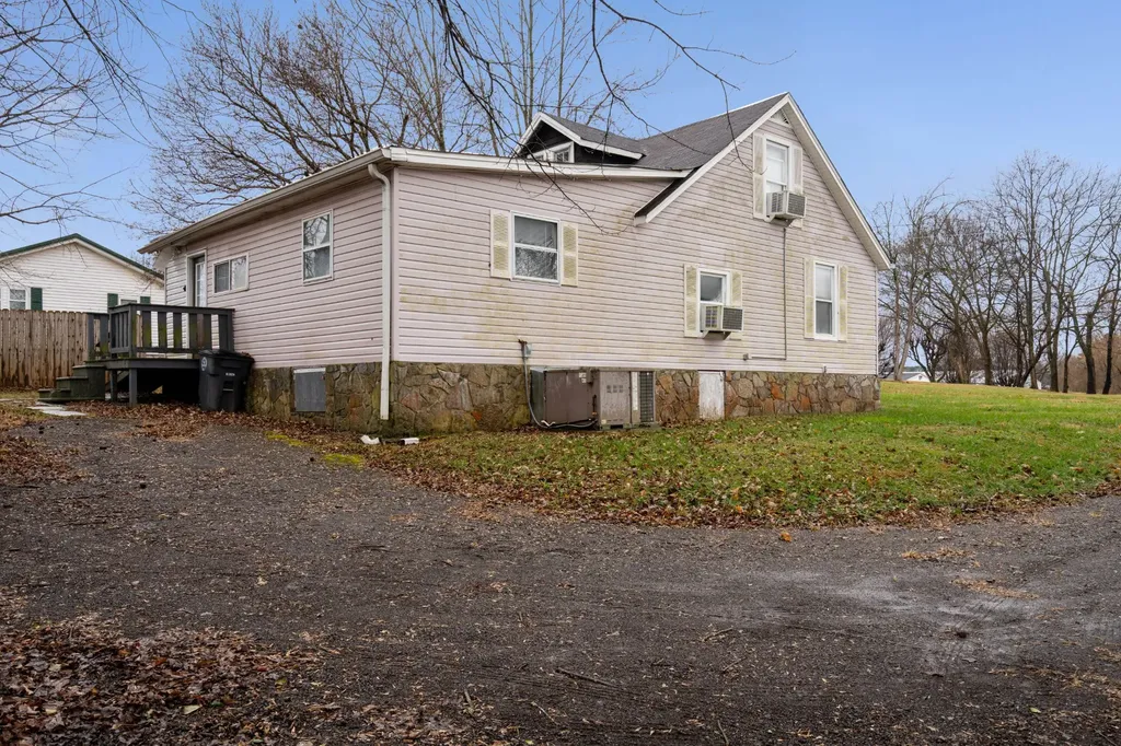 699 Oak Street Lafayette TN 37083