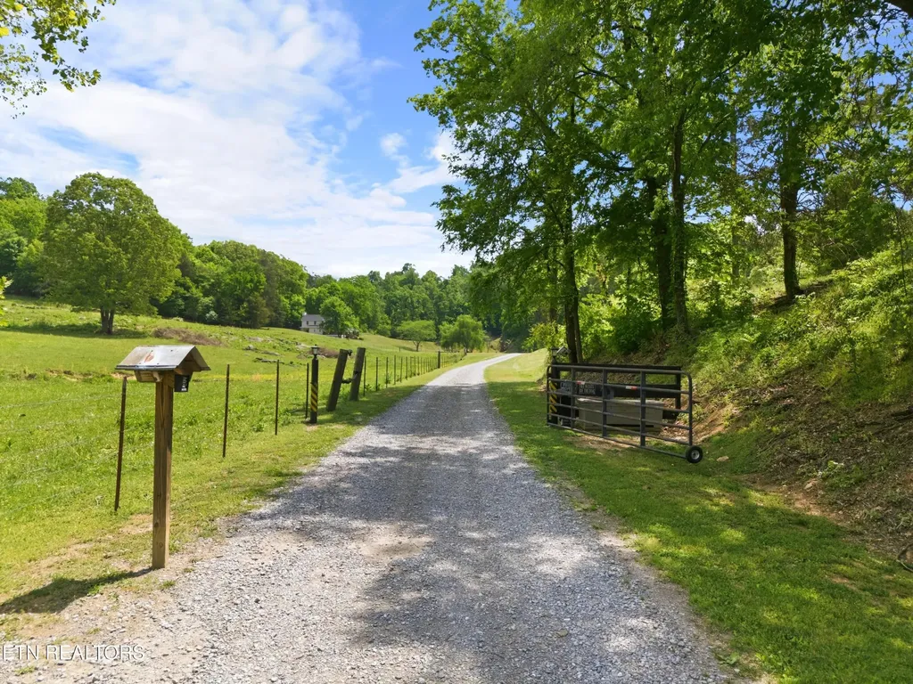 1913 E Union Valley Road Seymour TN 37865