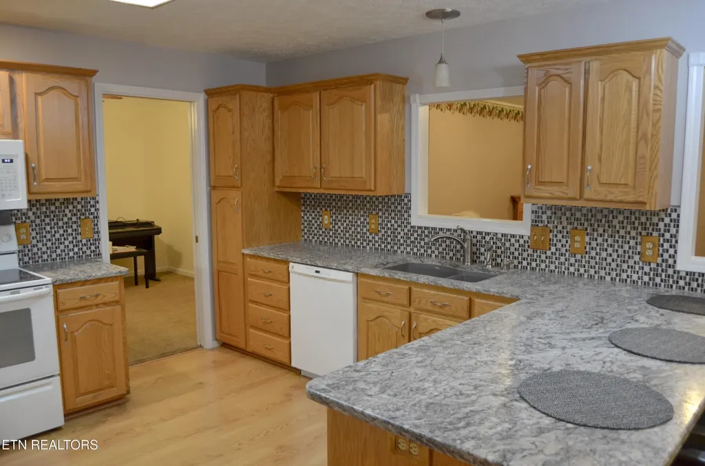 170 Pin Oak Lane Crossville TN 38555