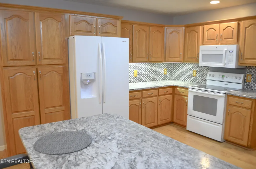 170 Pin Oak Lane Crossville TN 38555