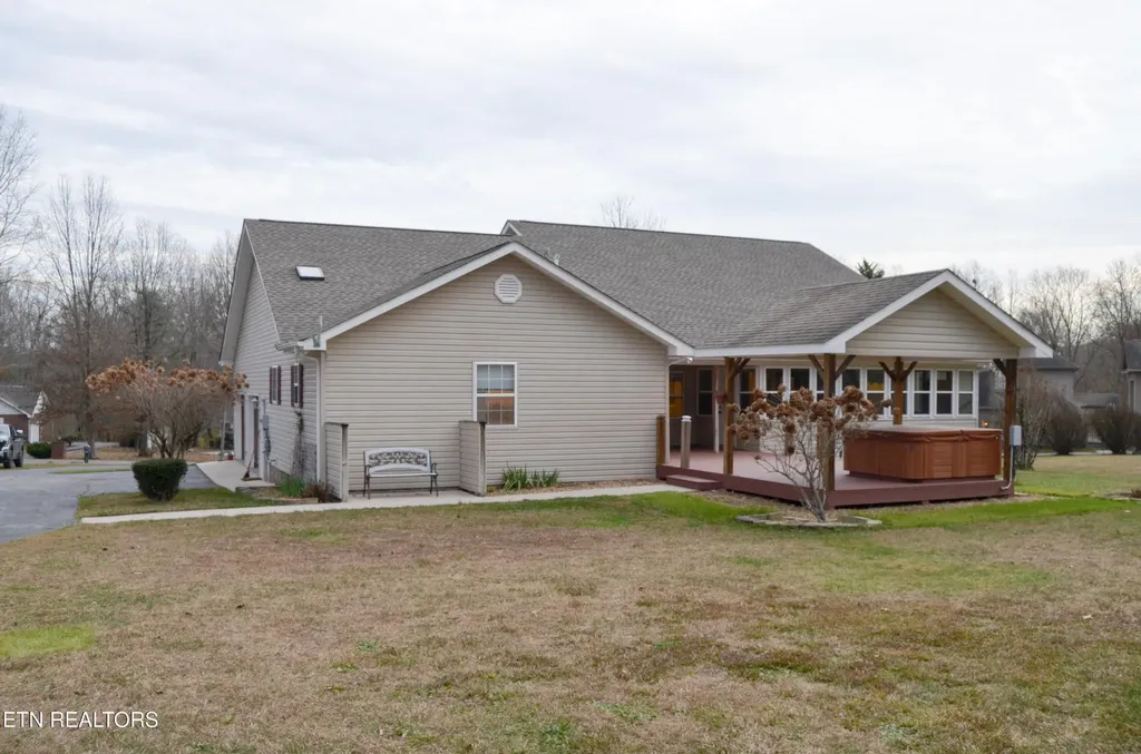 170 Pin Oak Lane Crossville TN 38555