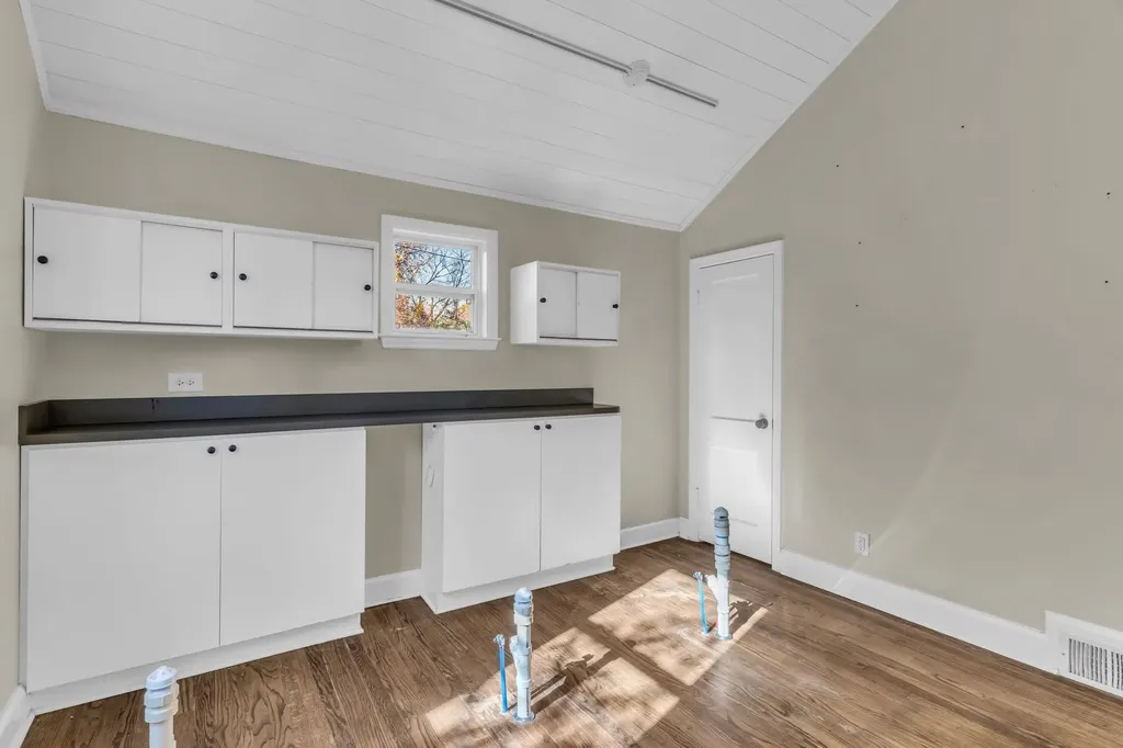 633 W Iris Drive Nashville TN 37204