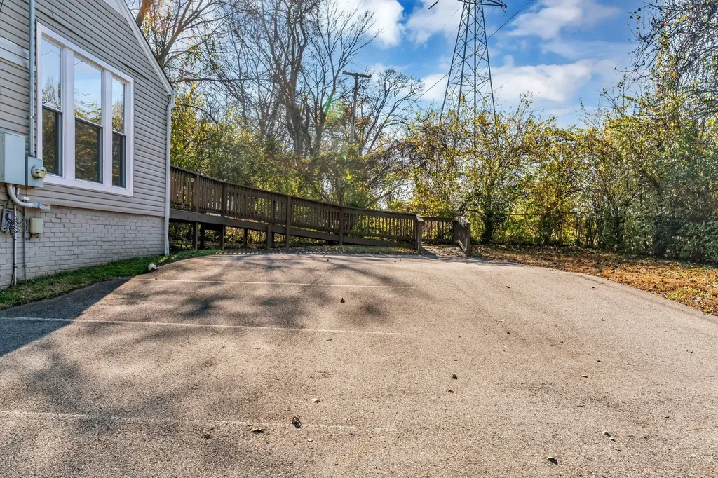 633 W Iris Drive Nashville TN 37204