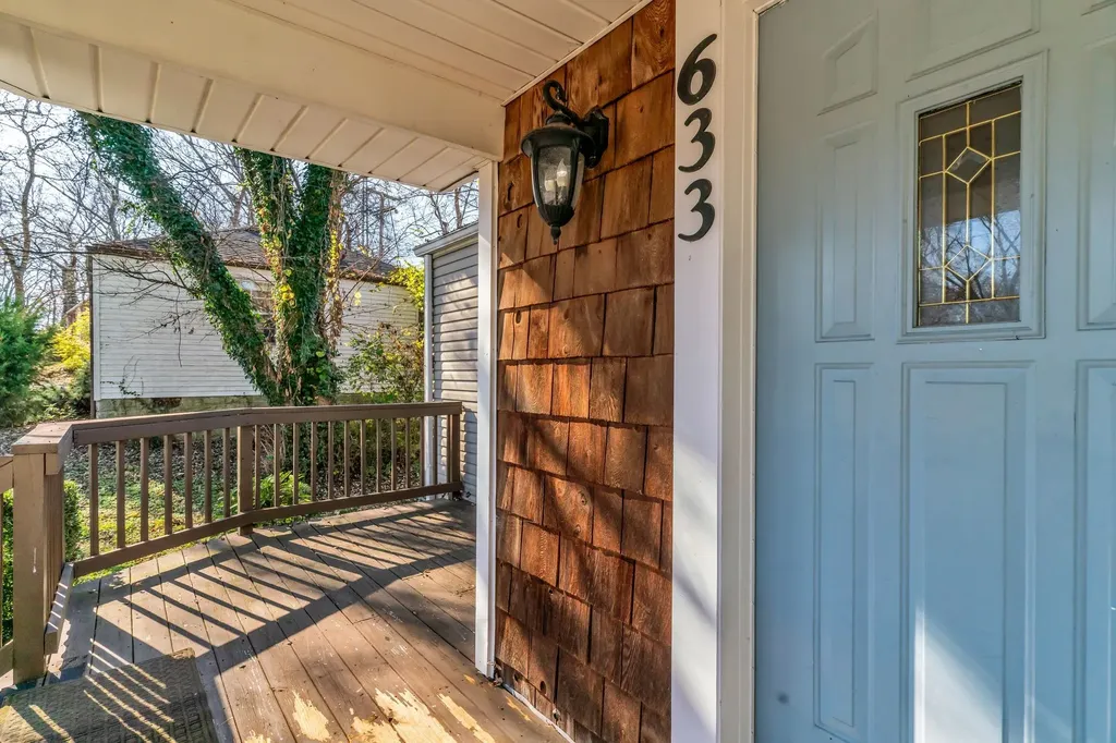 633 W Iris Drive Nashville TN 37204