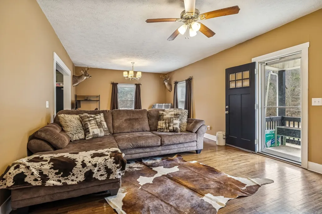 147 Sloan Branch Road Pleasant Shade TN 37145
