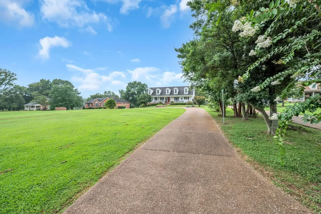 2712 Long Hollow Pike Hendersonville TN 37075