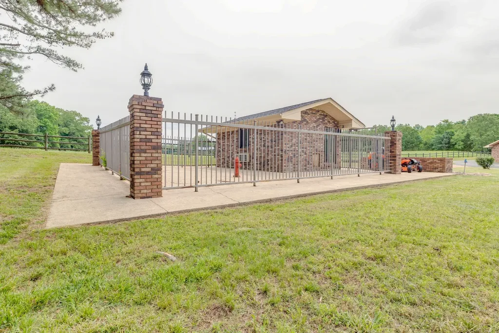 4498 Highway 47, N Charlotte TN 37036