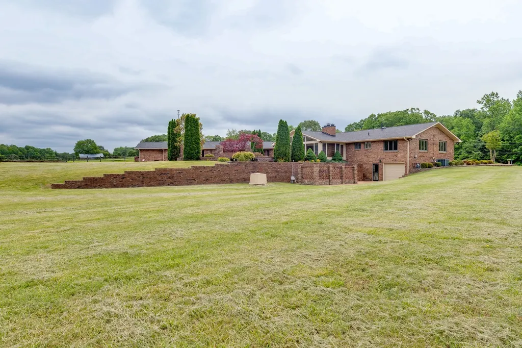 4498 Highway 47, N Charlotte TN 37036