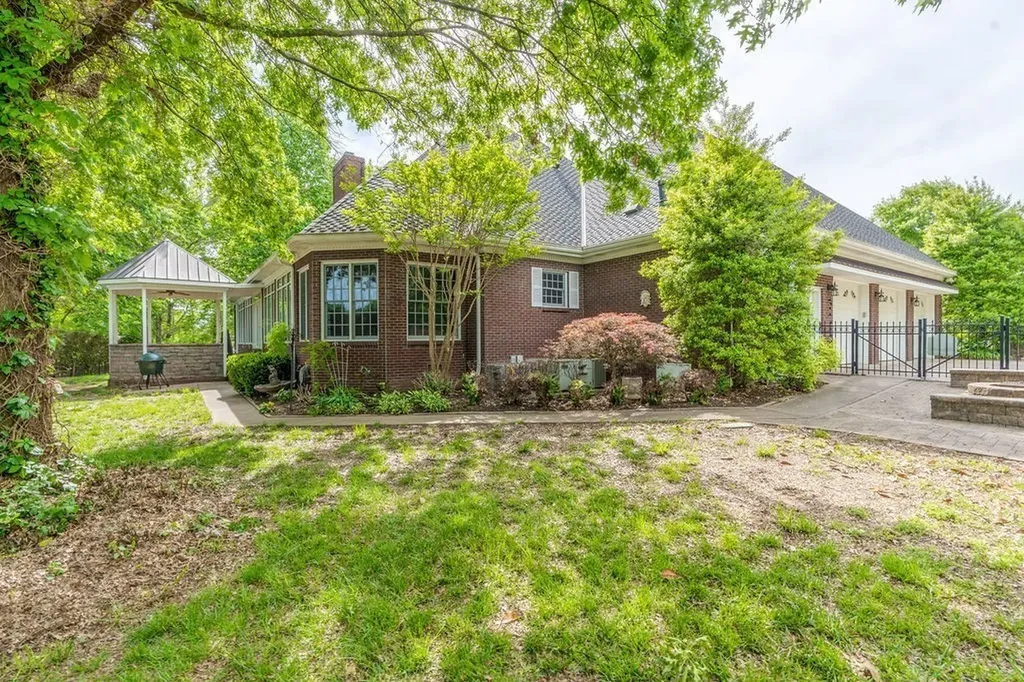 2081 Mossy Oak Circle Clarksville TN 37043