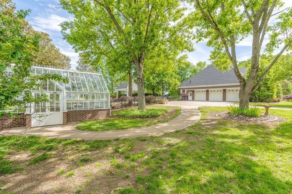 2081 Mossy Oak Circle Clarksville TN 37043