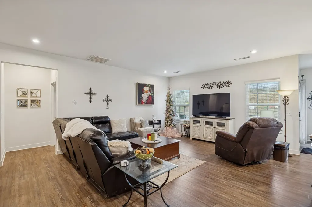 3043 Persimmon Street Columbia TN 38401