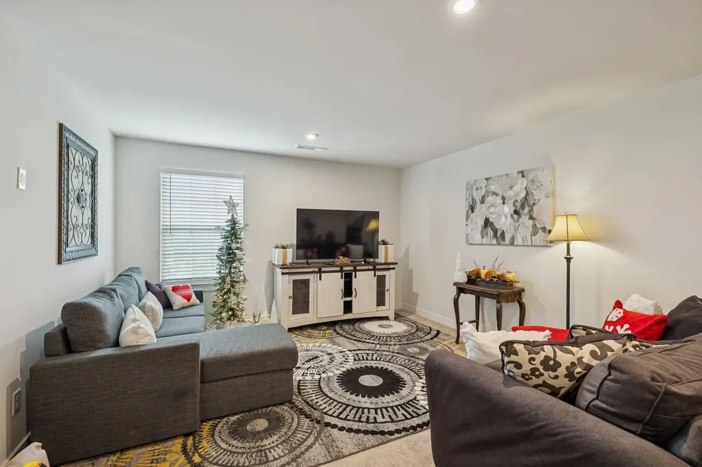 3043 Persimmon Street Columbia TN 38401