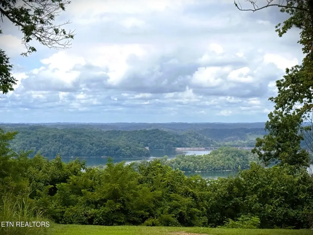 15 Swan Ridge Road Hilham TN 38568