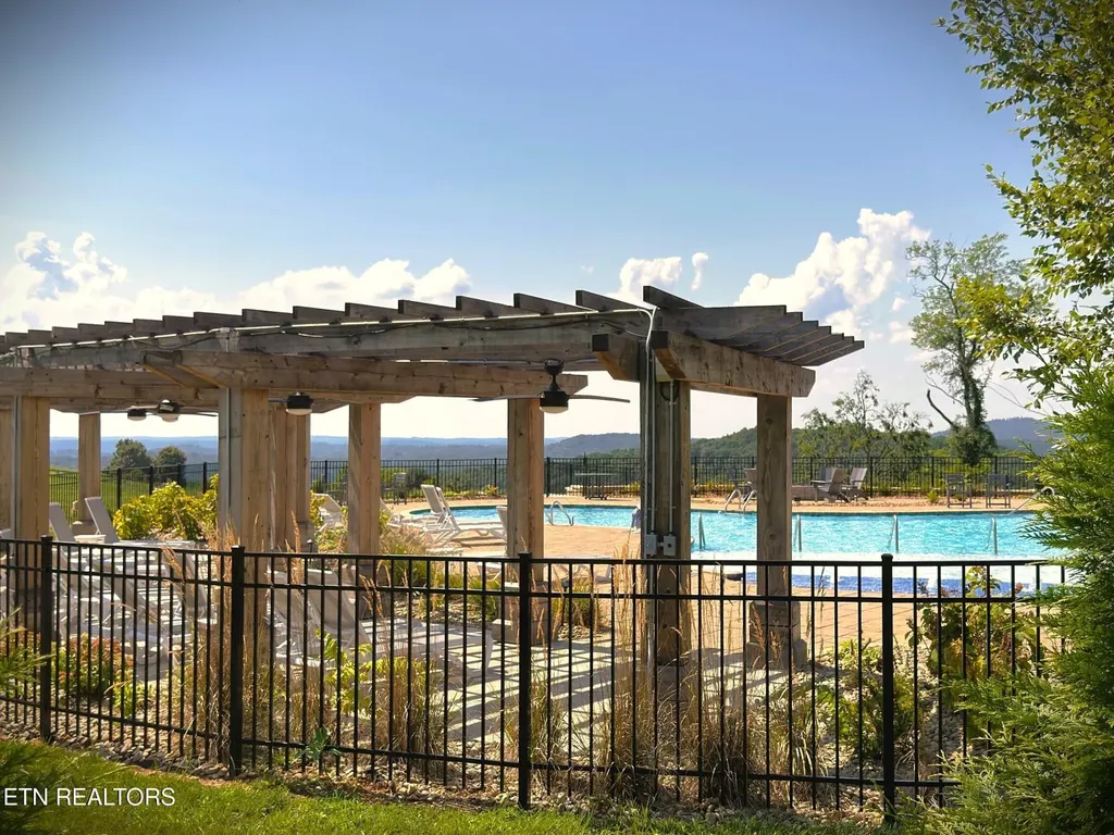 15 Swan Ridge Road Hilham TN 38568