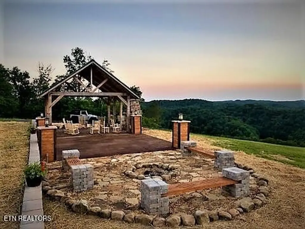 15 Swan Ridge Road Hilham TN 38568