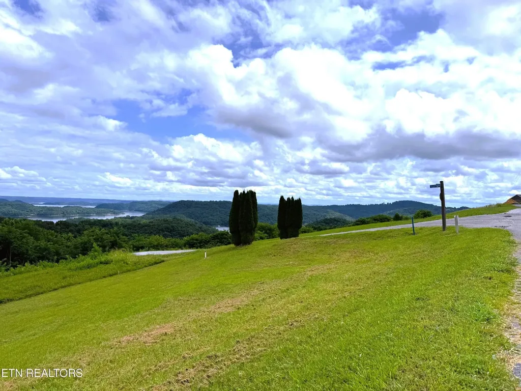 15 Swan Ridge Road Hilham TN 38568