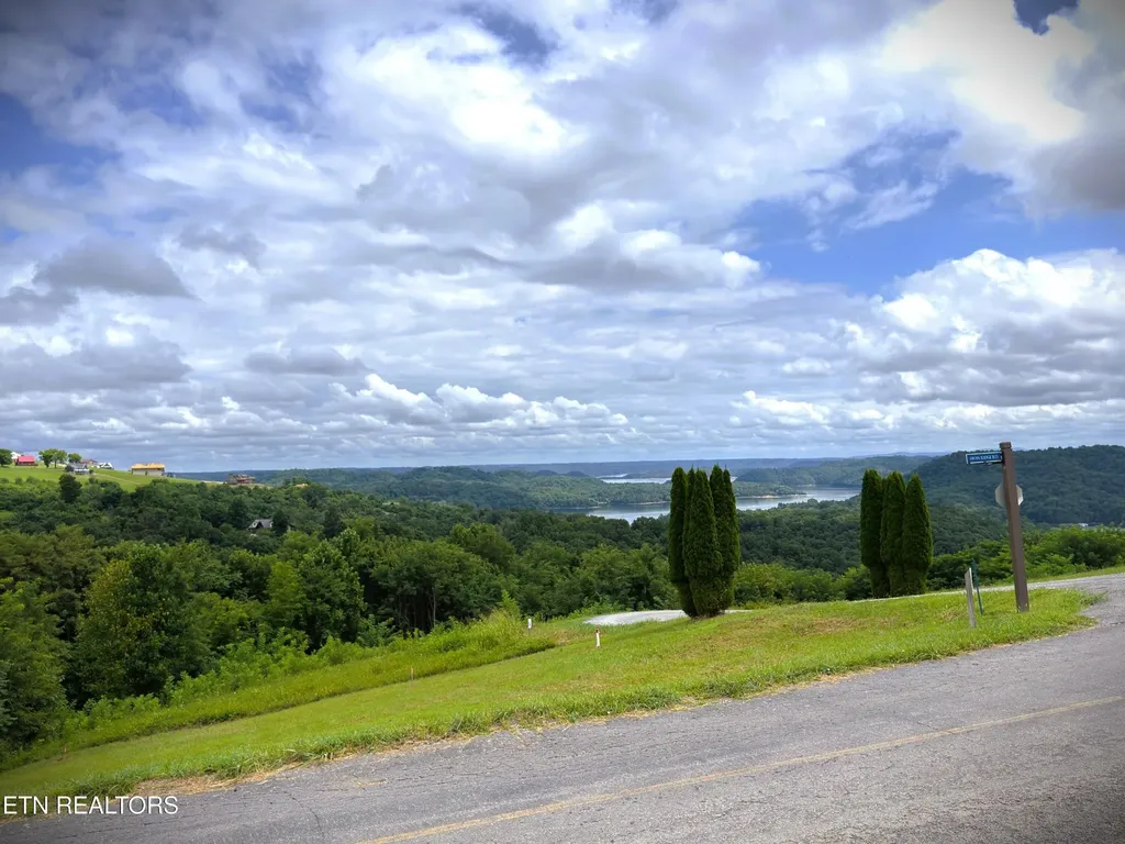 15 Swan Ridge Road Hilham TN 38568
