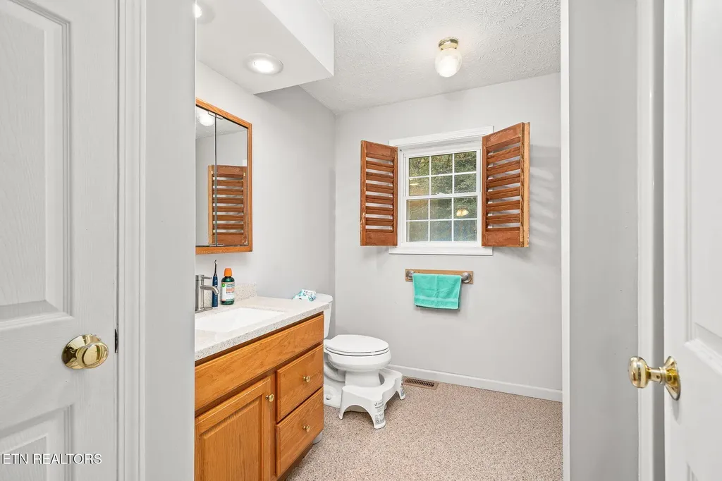 614 W Creston Road Crossville TN 38571