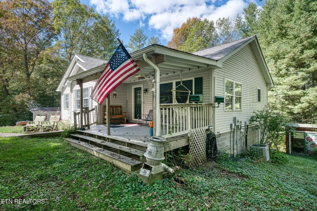 614 W Creston Road Crossville TN 38571