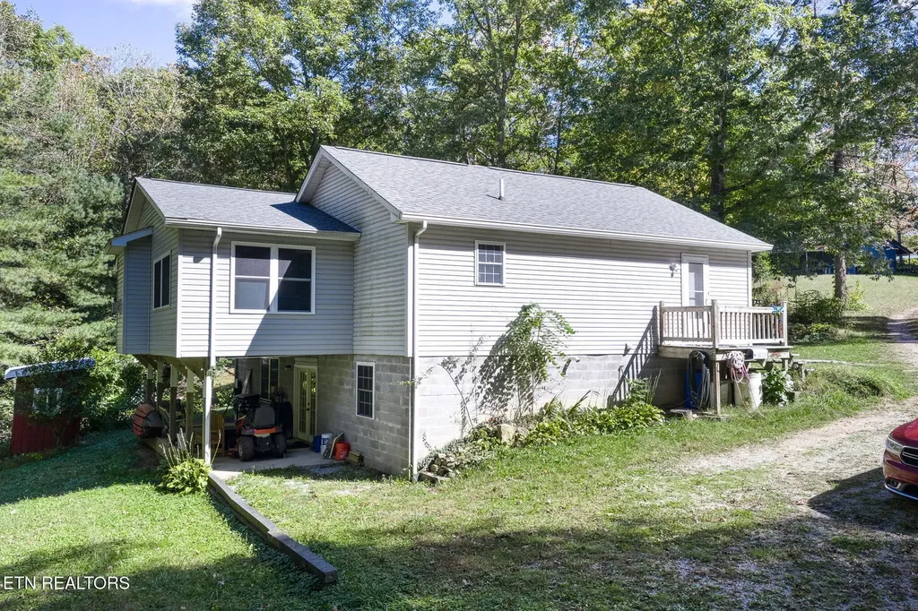 614 W Creston Road Crossville TN 38571