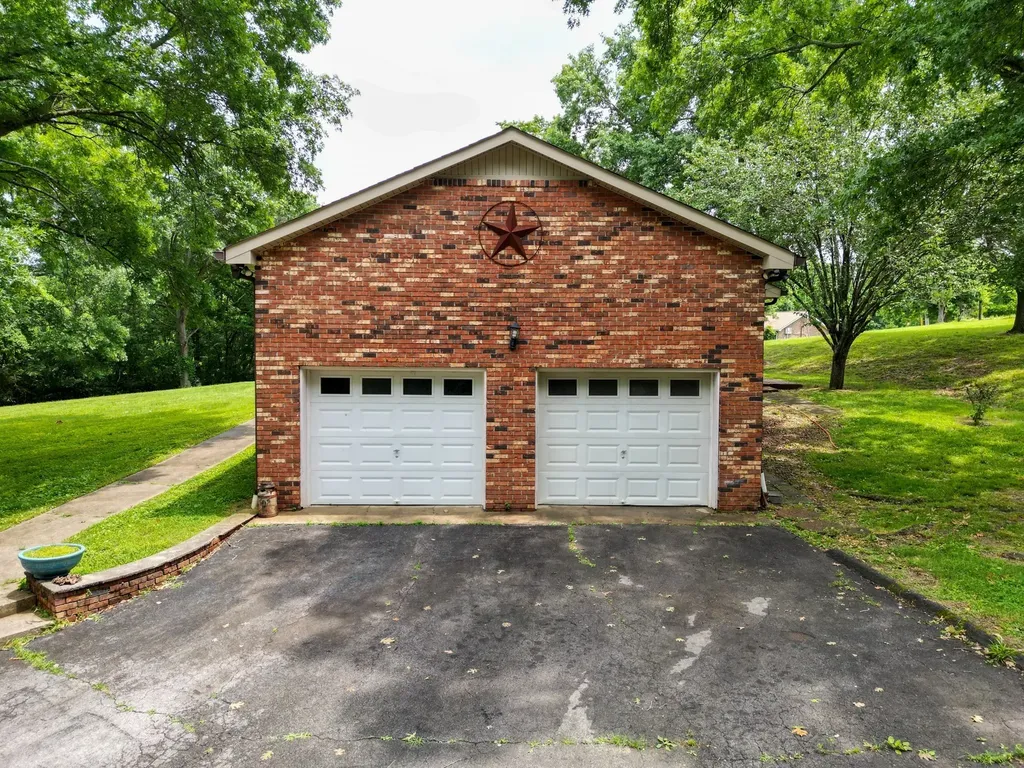 1094B Center Point Road Hendersonville TN 37075