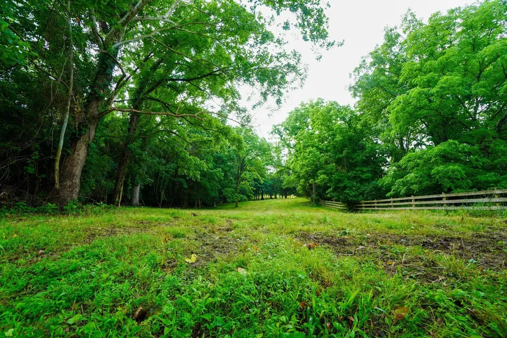 1094B Center Point Road Hendersonville TN 37075