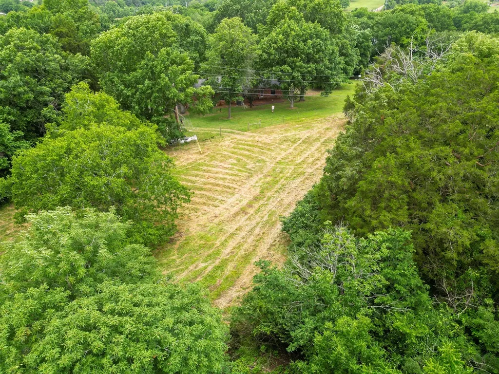 1094B Center Point Road Hendersonville TN 37075