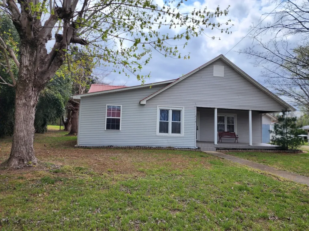 218 E Lake Avenue Celina TN 38551