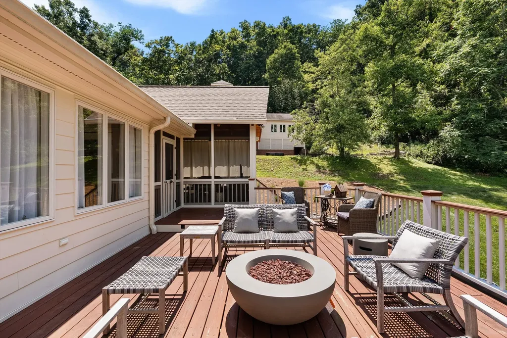6104 Wendover Glen Brentwood TN 37027