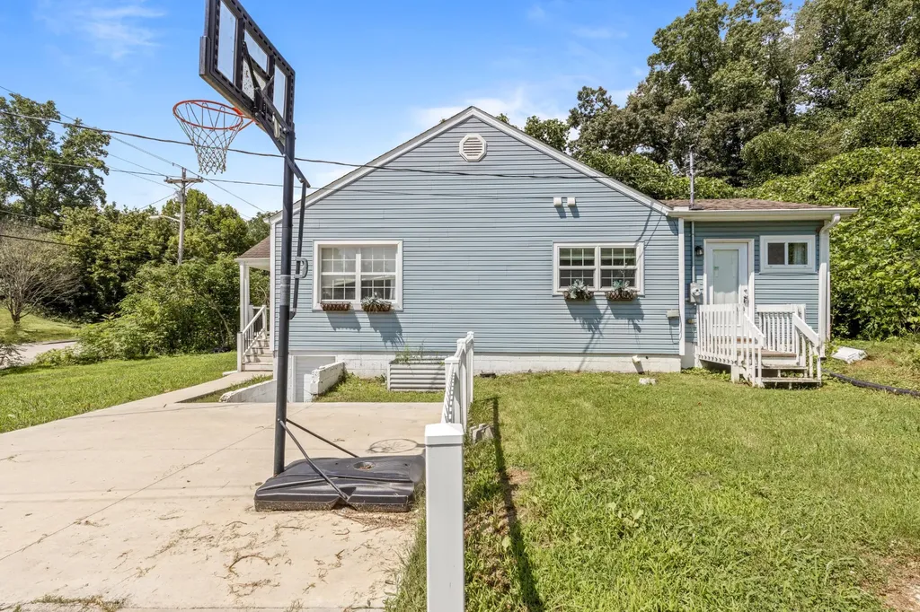 632 W Tri County Boulevard Oliver Springs TN 37840