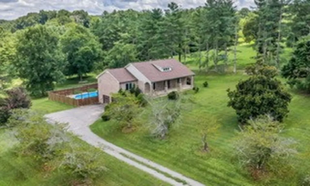 1249 White Road Bon Aqua TN 37025
