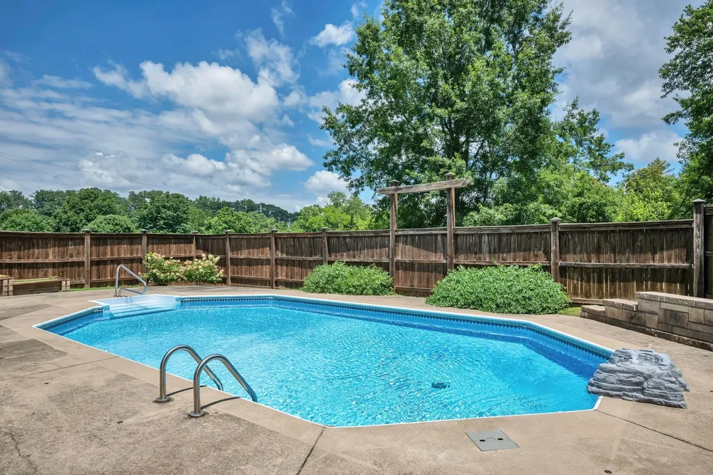 1249 White Road Bon Aqua TN 37025