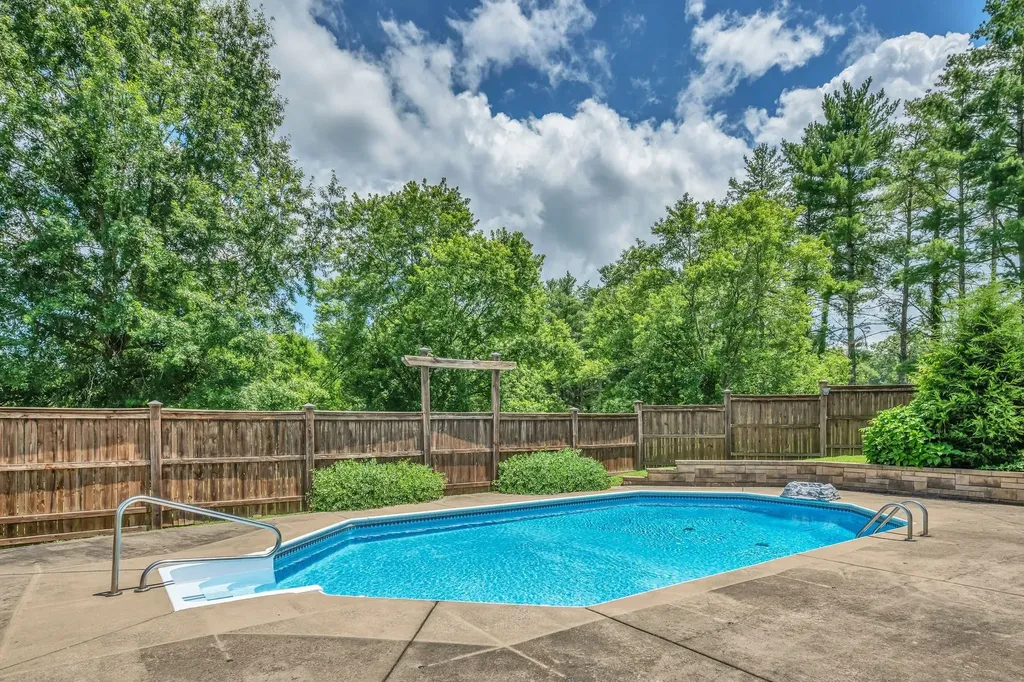 1249 White Road Bon Aqua TN 37025