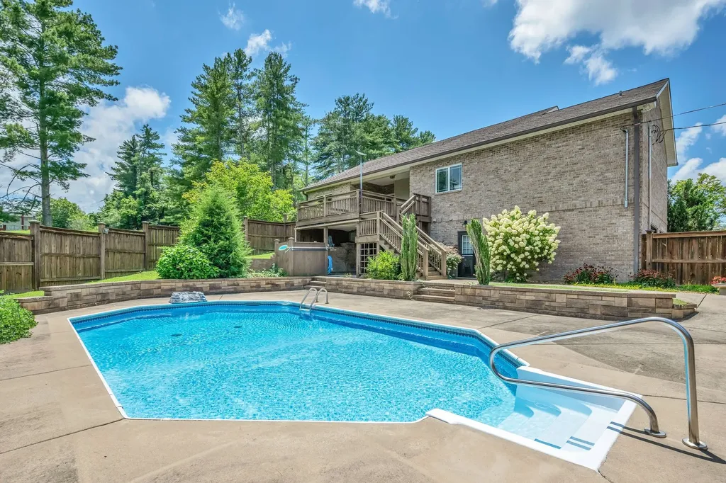 1249 White Road Bon Aqua TN 37025