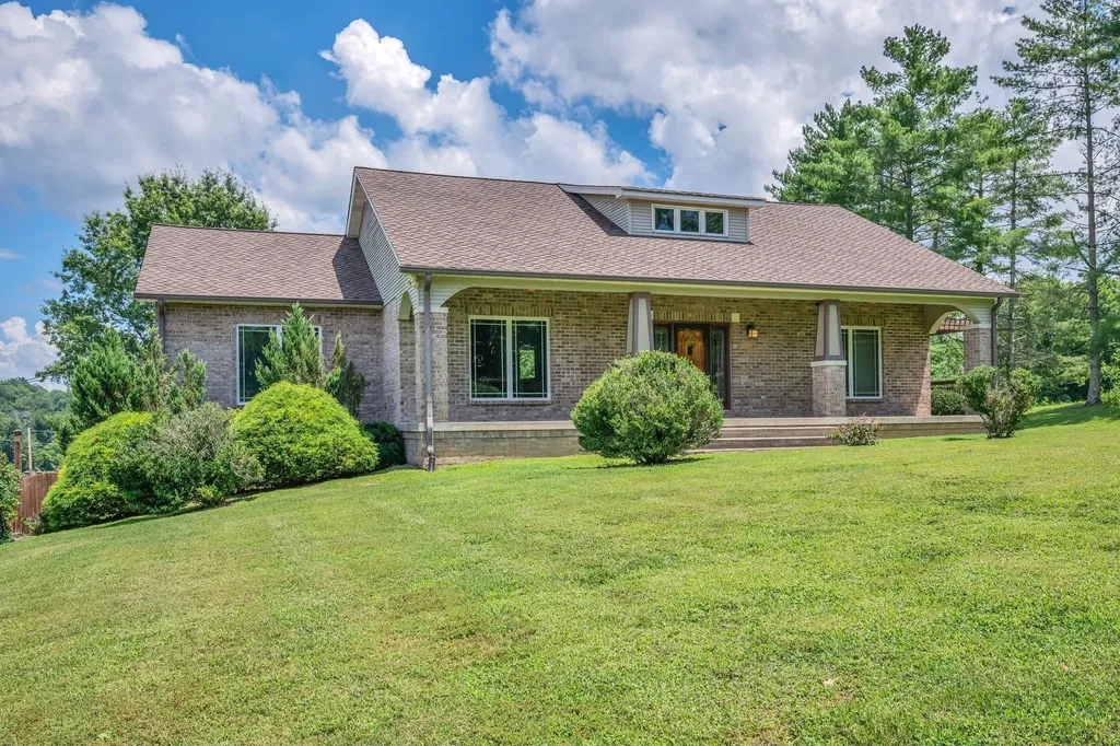 1249 White Road Bon Aqua TN 37025