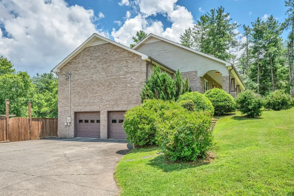 1249 White Road Bon Aqua TN 37025