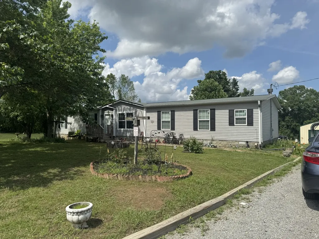 9663 Old Hillsboro Road Bon Aqua TN 37025