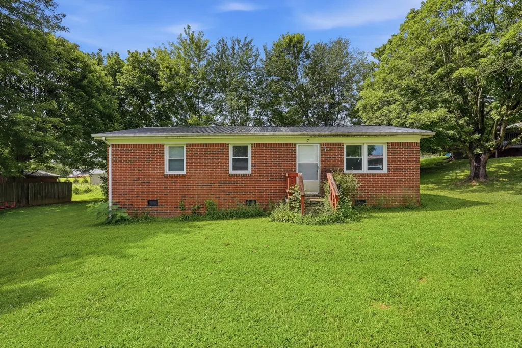 7 Thurman Drive Celina TN 38551