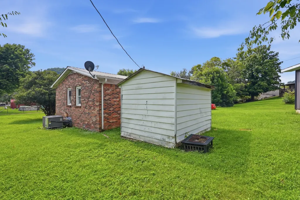 8 Thurman Drive Celina TN 38551