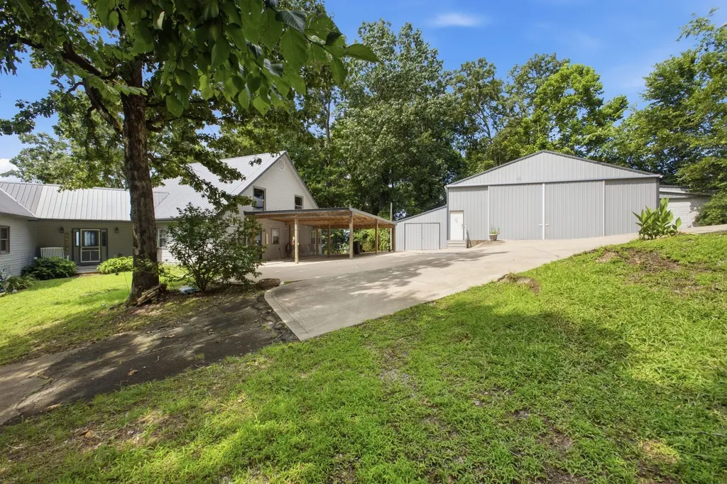 421 Bluff Point Lane Waverly TN 37185