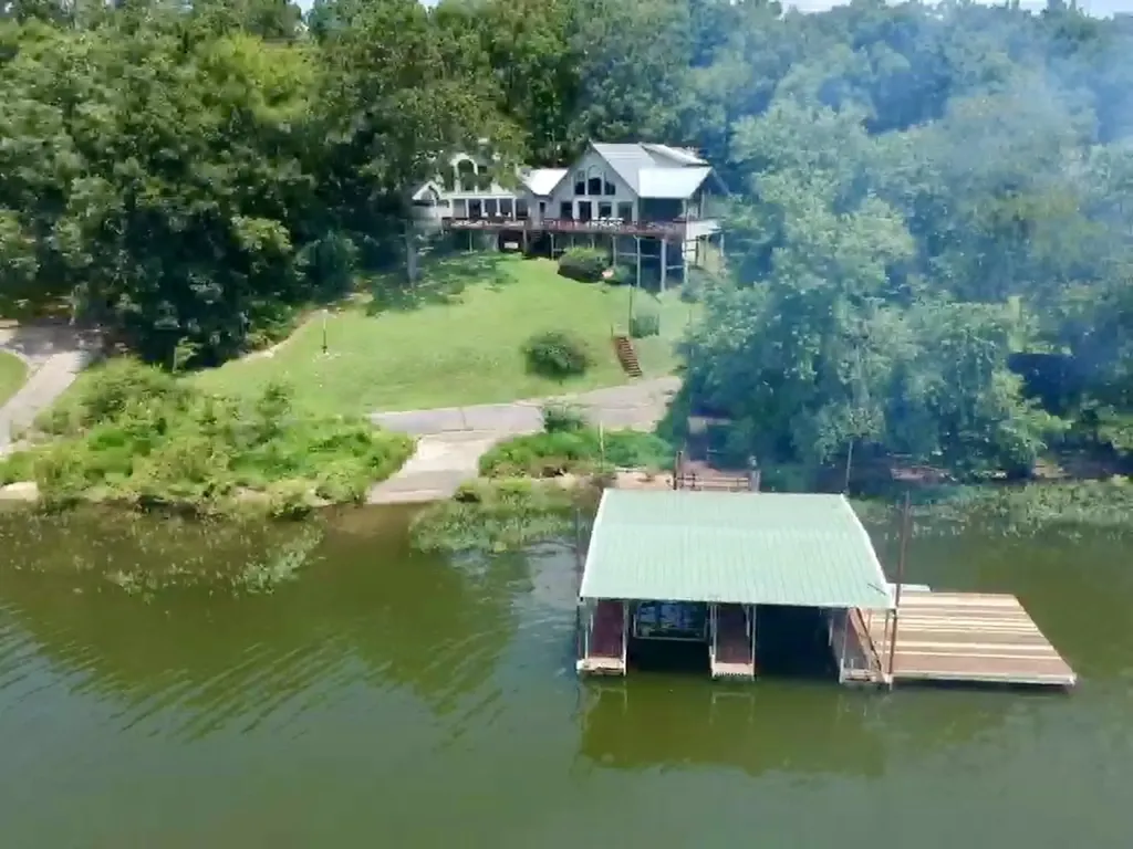 421 Bluff Point Lane Waverly TN 37185