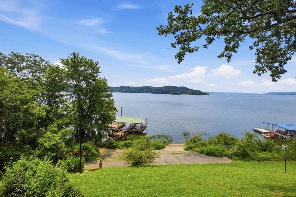 421 Bluff Point Lane Waverly TN 37185
