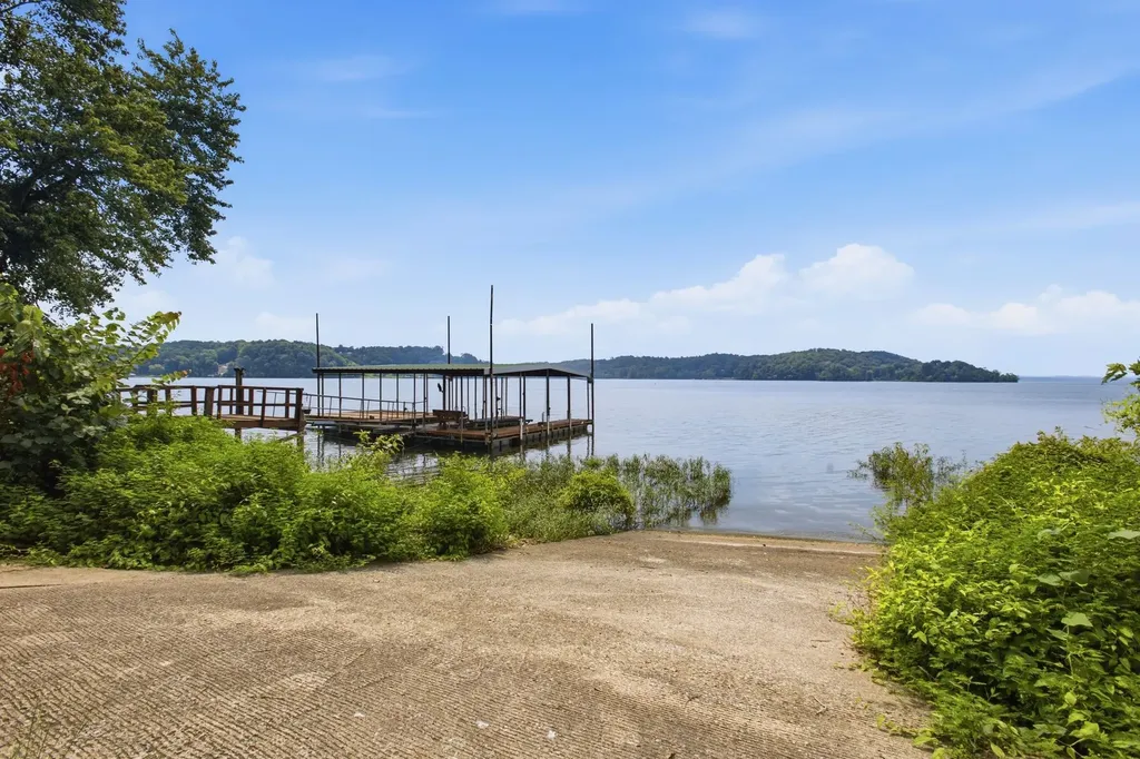 421 Bluff Point Lane Waverly TN 37185