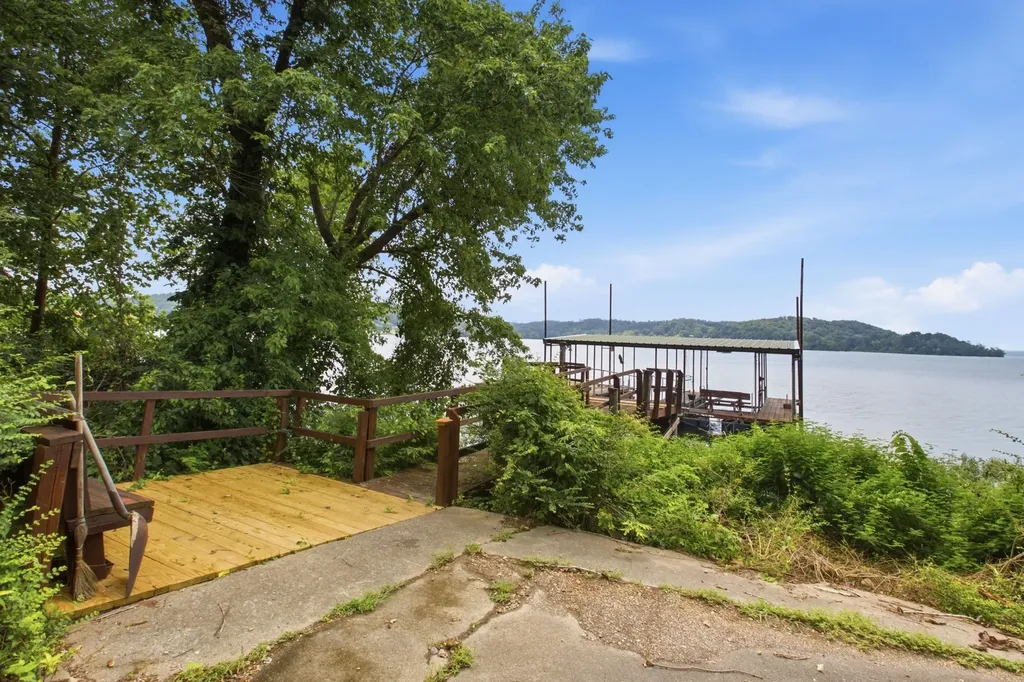 421 Bluff Point Lane Waverly TN 37185