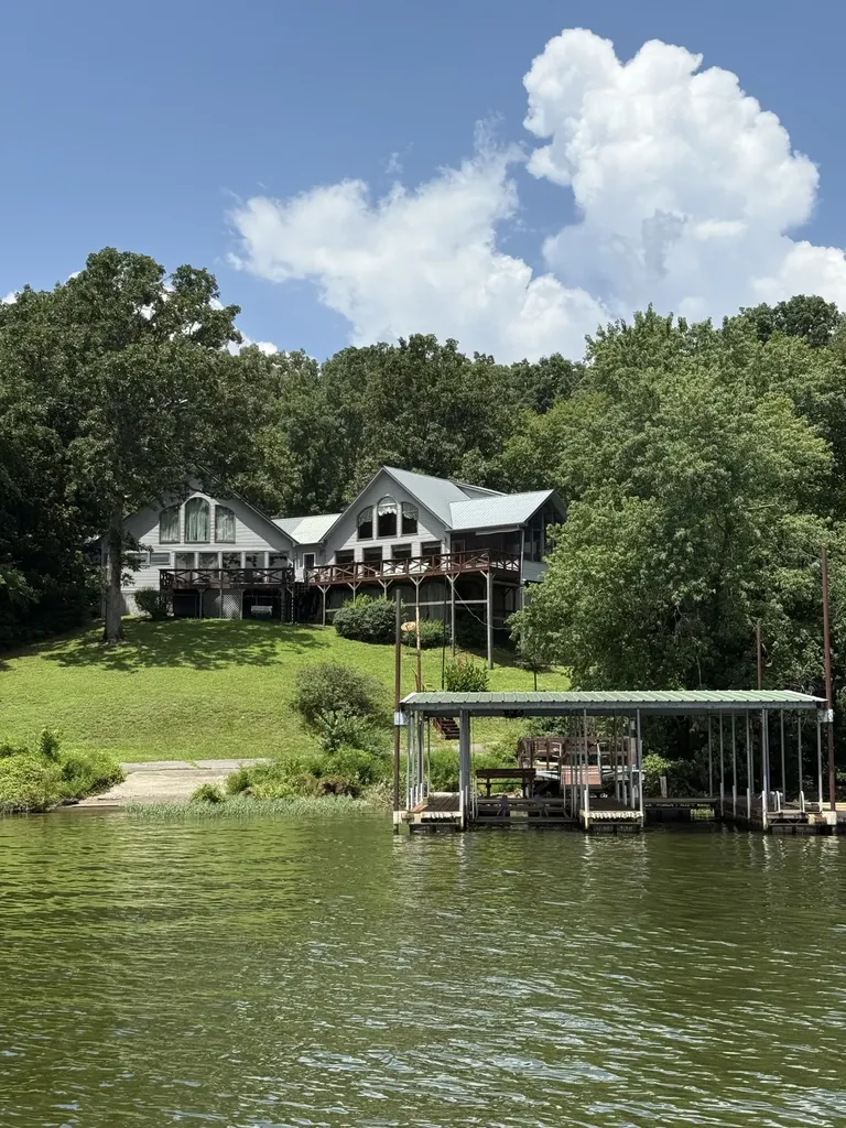 421 Bluff Point Lane Waverly TN 37185