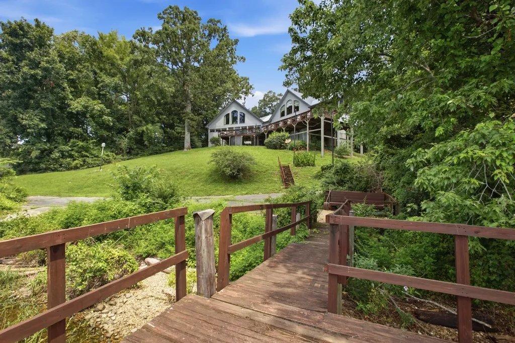 421 Bluff Point Lane Waverly TN 37185