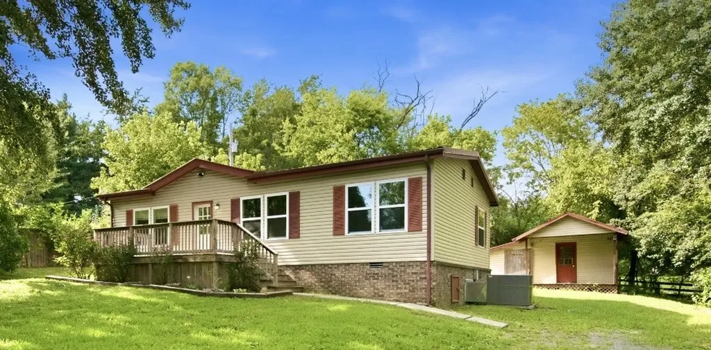 306 Stagecoach Road White Bluff TN 37187