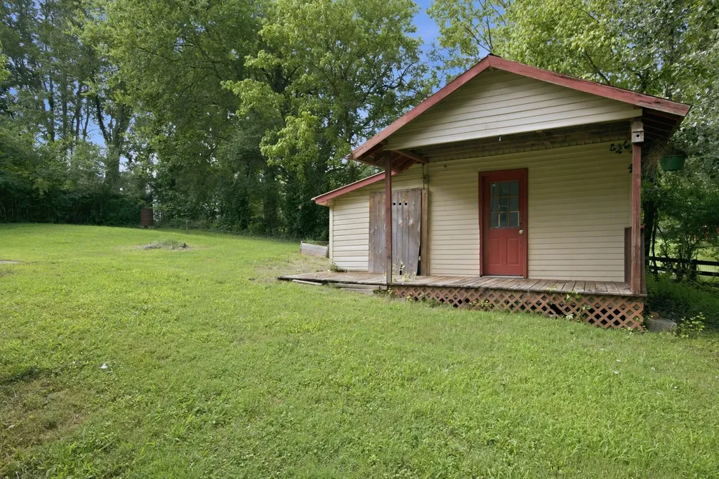 306 Stagecoach Road White Bluff TN 37187