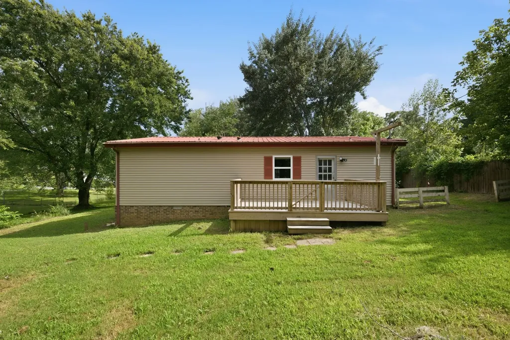 306 Stagecoach Road White Bluff TN 37187